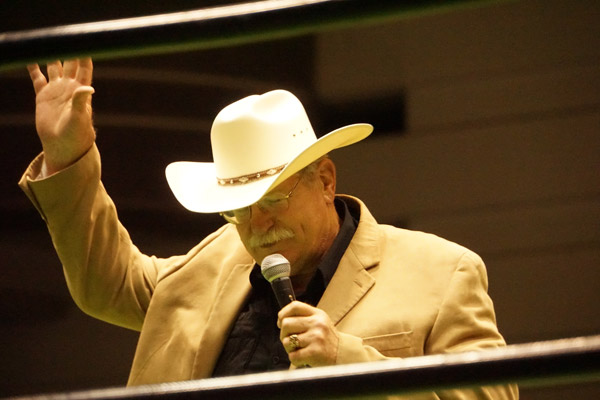 お馴染みのポーズでスタン・ハンセンが来日!